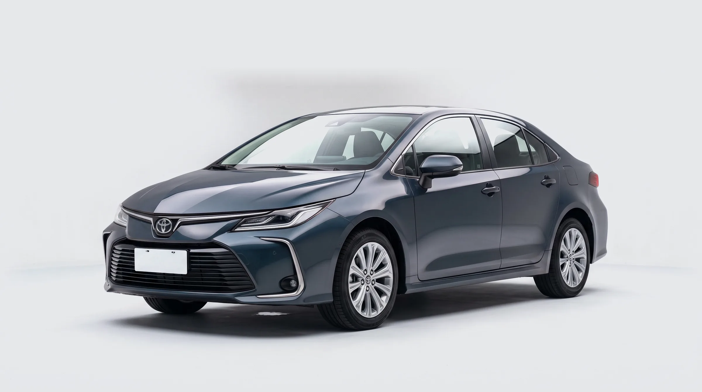 Toyota Corolla цвета целестин металлик в светлой студии, вид спереди в три четверти, визуализация